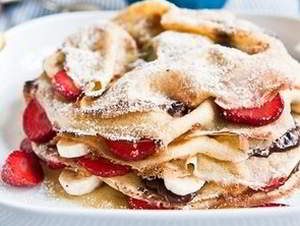 Блинный торт с клубникой, бананом и шоколадом