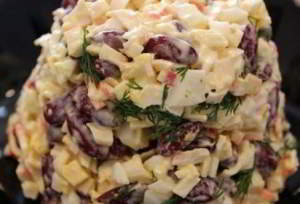 Быстрый салат с фасолью и крабовыми палочками