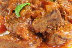 Гуляш из говядины с яблоком и горчицей
