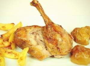 Запеченный гусь, фаршированный яблоками