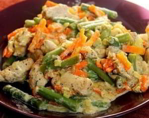 Курица со стручковой фасолью и овощами в сливочном соусе