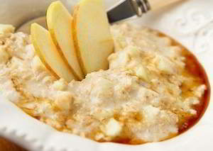 Овсяная каша с яблоками и кленовым сиропом