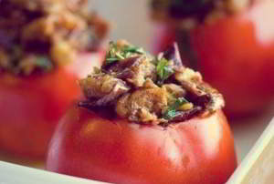 Помидоры, фаршированные куриным филе и овощами