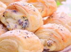 Слоенки с творогом и изюмом