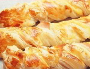 Слоёные косички с курицей и сыром