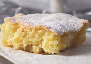 Шарлотка с кислыми яблоками