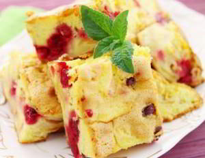 Шарлотка с яблоками и вишней