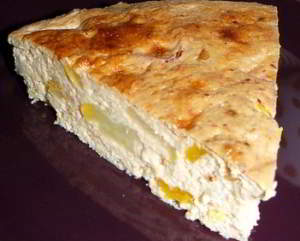 рецепт Банановый творожный чизкейк с какао, грушей и персиками