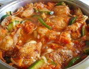 Ароматная курица с кабачками в соусе
