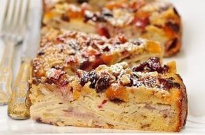 Бабушкин пирог с клубникой, яблоками, изюмом и курагой