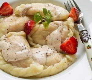 Вареники с начинкой из клубники и творога под сметанно-коричным соусом