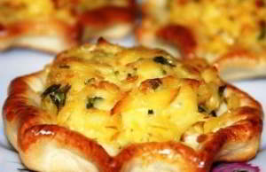 Ватрушки с копченым сыром и чесноком