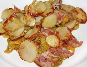 Запечённый молодой картофель с беконом и овощами