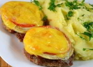 Котлеты в духовке с овощами и сыром