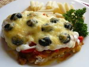 Нежная отбивная из куриной грудки под овощами с сыром и оливками