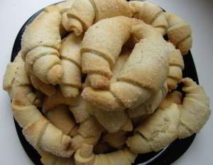 Песочные ореховые рогалики с корицей
