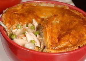 Пирог с курицей и грибами в горшочках