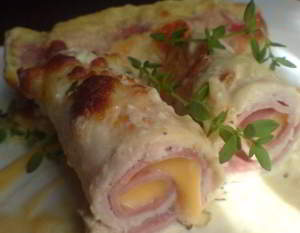 Рулетики из куриной грудки в сырном соусе