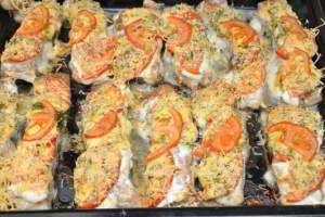 Рыбка с сыром и помидорами