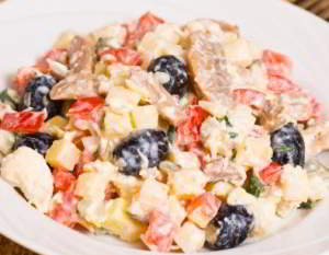 Салат из курицы с грибами и маслинами