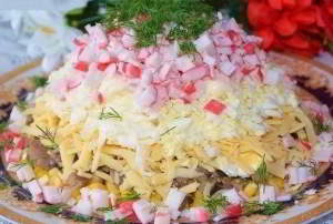 Салат с крабовыми палочками и грибами