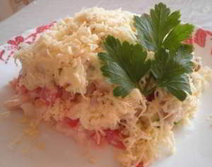 Салат с куриным филе, сухариками и овощами