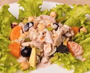 Салат с курицей, виноградом и мандаринами