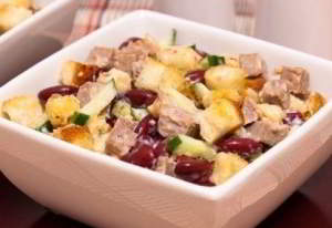 Салат с фасолью, говядиной и сухариками