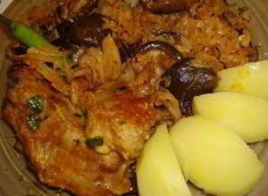 Свинина, тушёная с грибами и капустой