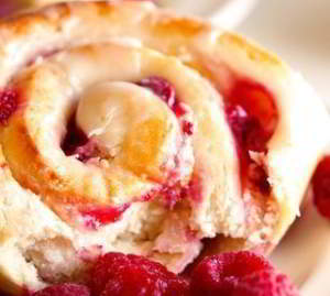 Сдобные булочки со сливочным сыром и малиной