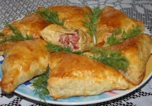 Слоенная пицца с копченной колбасой