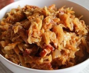 Ароматная тушеная капуста с копченым мясом