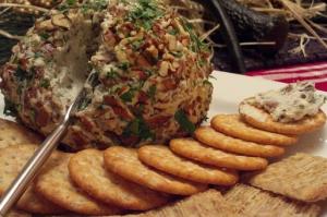 Закуска в форме шара с сыром и финиками