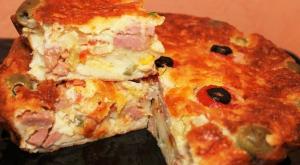 Заливной пирог с колбасой и овощами