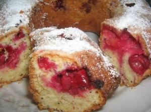 Кекс с вишней и маком