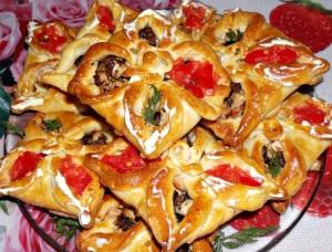 Конвертики из дрожжевого теста с мясом и грибами