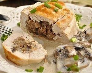 Куриные грудки фаршированные гречкой и шампиньонами, тушенные в сливочно-грибном соусе