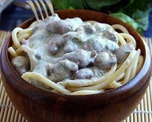 Куриные сердечки в сырном соусе