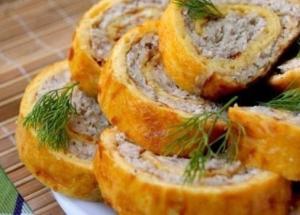 Куриный рулет в омлете