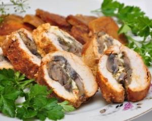 Куриный рулет с грибами, сыром, зеленью запеченный в фольге
