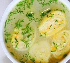 Куриный суп с сырными рулетиками