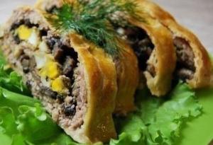 Мясной рулет с грибами в слоеном тесте