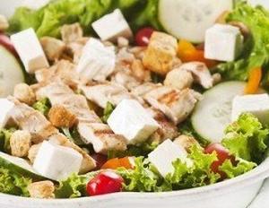 Мясной салат с овощами, моцареллой и соусом чимичурри