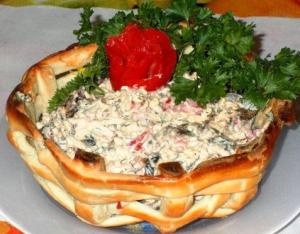 Нарядный салат в корзиночке из слоеного теста