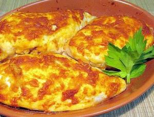 Нежная грудка цыпленка, запеченная с томатно-чесночной корочкой