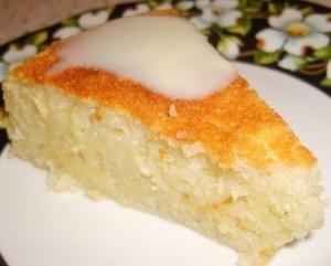 Очень вкусный и сочный манно-яблочный пирог