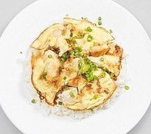Оякодон (японский омлет с рисом и курицей)