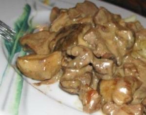 Печень с грибами в сливочном соусе