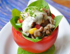 Помидоры, фаршированные салатом из курицы и грибов