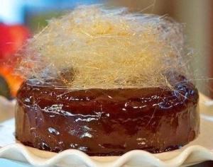 Простая сахарная паутинка как украшение для десертов